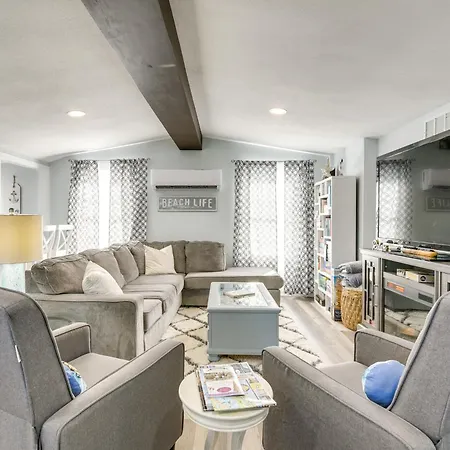 Galveston Getaway With Shared Yard, Walk To Seawall!